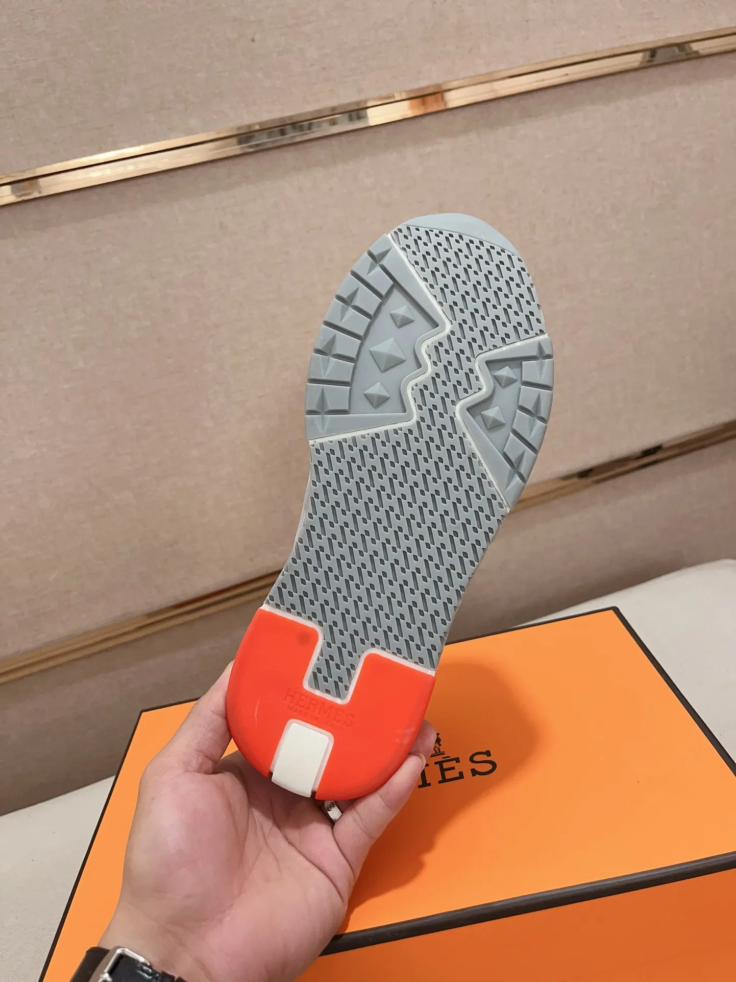 Ex-factory price: 500💰《HERMES》【Classic Original Version】Hermès; Top 🔝 Purchasing Agency 🔍🔍Men's latest 🇺🇸 counters are sold simultaneously, original imported from Italy ▲▲First-layer cowhide ▲▲ (high-end, extravagance and class) times) Exquisite workmanship (Italian 🇮🇹Imported water-dyed 🐂cowhide lining) sole: Original sole provided by the original factory, ⚠️exclusive double-layer activity·TPR·rubber·combined molded outsole; super comfortable·wear-resistant·non-slip·environmental protection The real thing is more beautiful if you take the real thing (high quality, follow the order), you can enter and exit the counter at will * Number of yards: 38·39·40·41·42·43·44# (can be customized 45.)